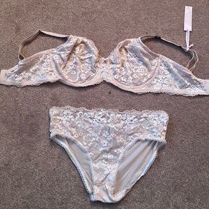 Victoria’s Secret Bra Set! Never worn!